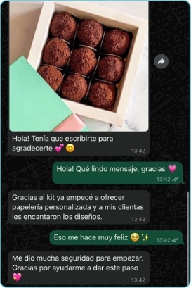 Conversación de WhatsApp: Gracias al kit ya empecé a ofrecer papelería personalizada y a mis clientas les encantaron los diseños.